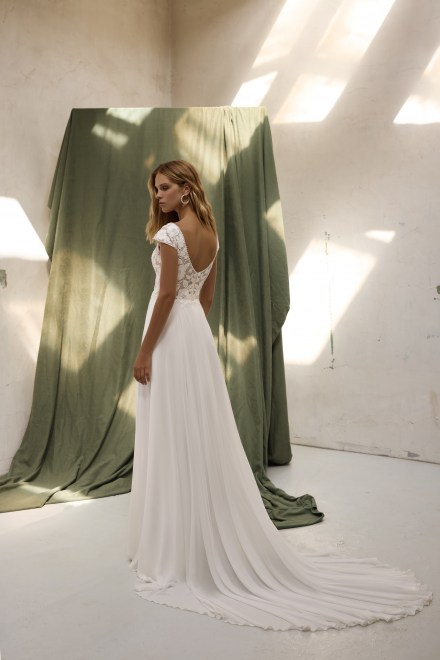 https://www.sposa-lia.com/images/stories/virtuemart/product/per-in white-015-charlotte-03.jpg